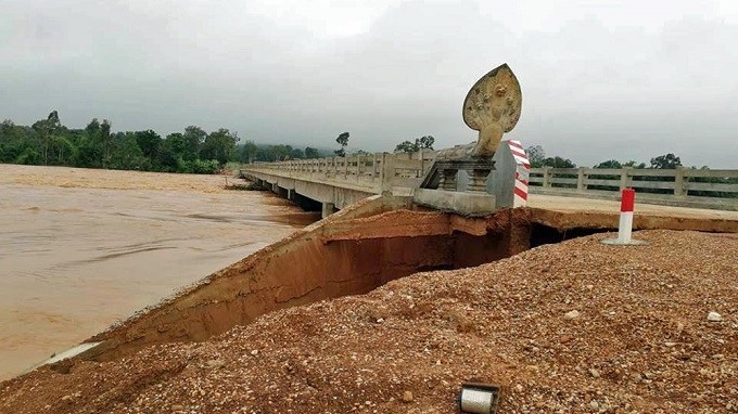 A 260-metre long concrete bridge across the Sekong River in Stung Treng province was damaged by floodwaters. (Photo: cambodiadaily.com)