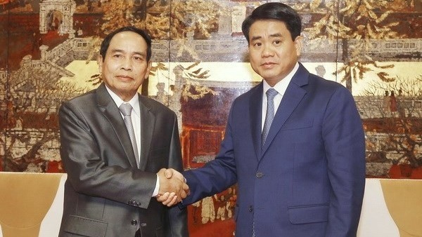 Chairman of the Hanoi People’s Committee Nguyen Duc Chung (R) and Lao Deputy PM and Government Inspector General Buonthong Chitmany. (Photo: VNA)