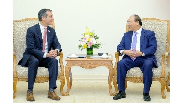PM Nguyen Xuan Phuc (R) receives Los Angeles Mayor Eric Garcetti in Hanoi on July 28. (Photo: VGP)
