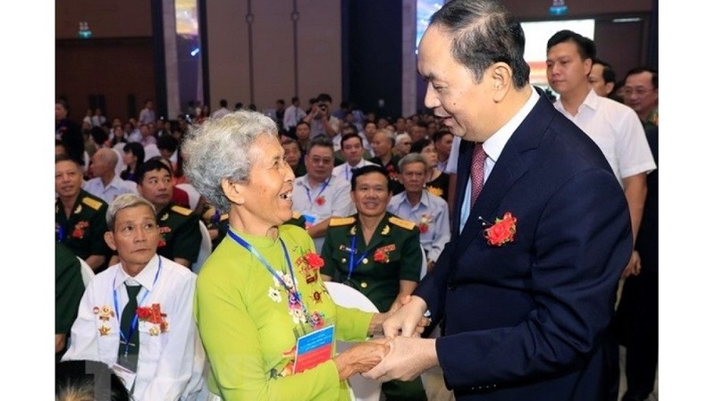 President Tran Dai Quang (R) salutes a Vietnamese heroic mother at a national conference held to honour national revolutionary contributors in Vung Tau city on July 19, 2018 (Photo: VNA)