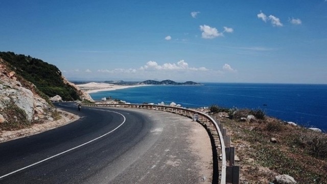 The route from Nha Trang to Quy Nhon is one of the most spectacular road in Asia. (Photo: VnExpress)