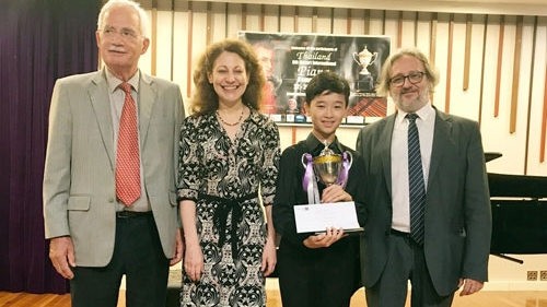 Vo Minh Quang (third from left) and the jury board at the competition (Photo: hanoimoi.com.vn)