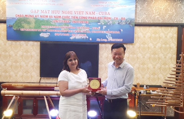 Nguyen Van Huong, president of the Quang Ninh provincial fatherland front committee, presents a souvenir to Nancy Coro Aguitar, deputy Cuban ambassador to Vietnam, at the get-together in Ha Long city on July 27.