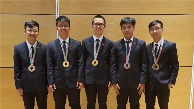 All five Vietnamese students have won medals, including two golds, at the 49th International Physics Olympiad (IPhO 2018) (Photo: VNA)