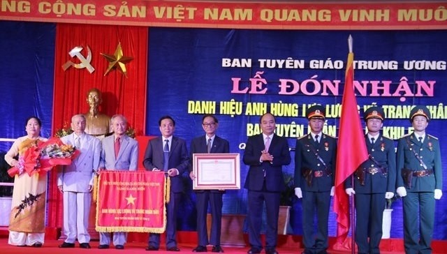 , Prime Minister Nguyen Xuan Phuc presents the title “Hero of the People’s Armed Forces” to the Communications and Education Commission of Region 5’s Party Committee.