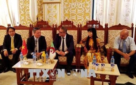 A delegation of the Embassy of Vietnam in Algeria paid a working visit to Medea province on July 30. (Photo: VNA)