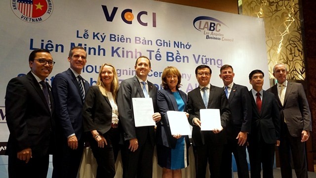 Representatives from LABC, AmCham and the VCCI at the signing ceremony for the economic alliance in HCM City on July 30. (Photo: news.zing.vn)