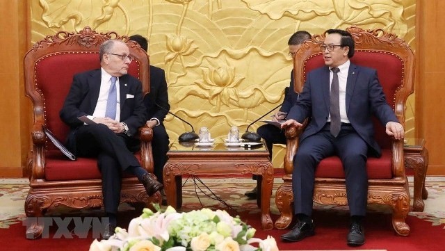 Head of the Party Central Committee’s Commission for External Relations, Hoang Binh Quan (R), receives Argentine Minister of Foreign Affairs and Worship, Jorge Faurie in Hanoi on July 30. (Photo: VNA)
