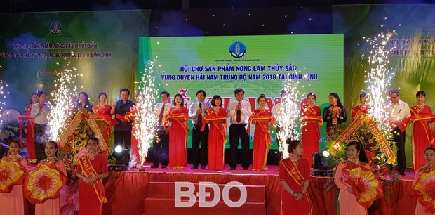 Delegates cut the ribbon to open the fair (Photo: baobinhdinh.com.vn)