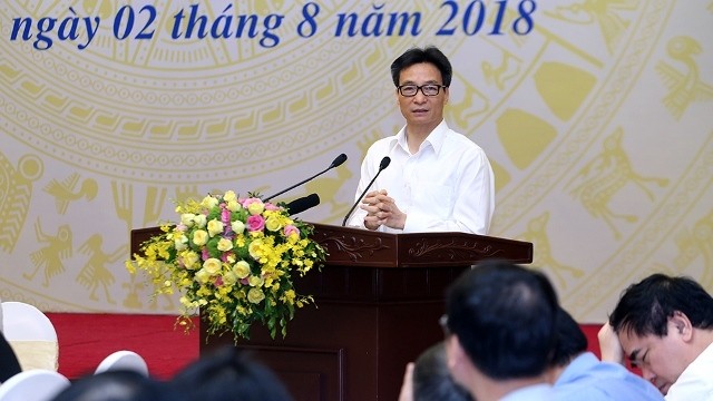 Deputy PM Vu Duc Dam speaks at a national teleconference summing up the 2017-2018 academic year and deploying tasks for the new school year 2018-2019, Hanoi, August 2. (Photo: VGP)