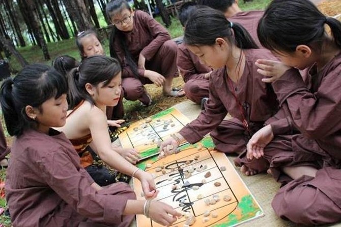 Children taking part in a folk game (photo:  langvietonline.vn)