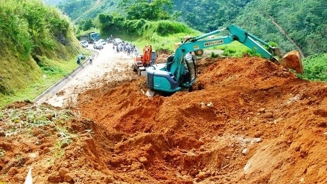 National Highway 279 across Bao Yen district, Lao Cai province was completely cut off by a landslide after heavy rains on July 31. (Photo: NDO/Quoc Hong)