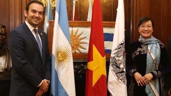 Chairwoman of the HCM City People’s Council Nguyen Thi Quyet Tam (R) and first Vice President of the Legislature of Buenos Aires city Javier Francisco Quintana. (Photo: VNA)
