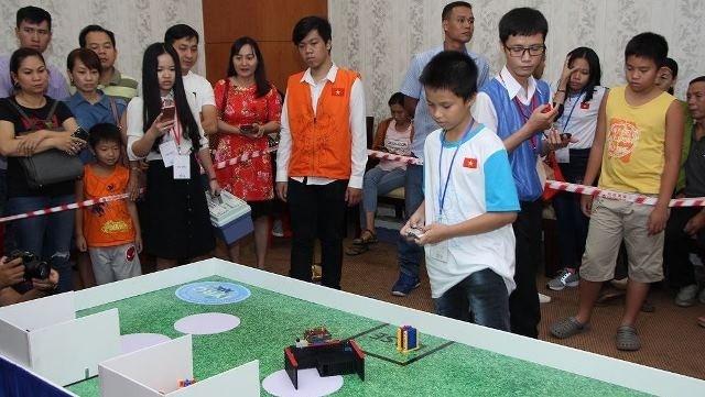 Nearly 150 outstanding pupils across the nation gathered in HCM City on August 5 for the 2018 IYRC Vietnam Robot contest. (Photo: tienphong.vn)