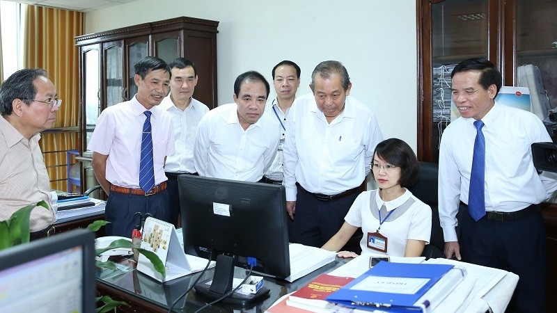 Deputy PM Truong Hoa Binh visits Tuyen Quang province's Taxation Department.