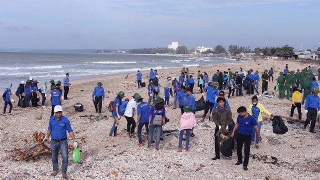 More than 300 young people join a campaign to clean up the sea in the central coastal province of Binh Thuan on August 4. (Photo: VNA)