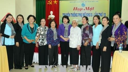 Vice President, Dang Thi Ngoc Thinh and former female soldiers at the gathering (photo: VNA)