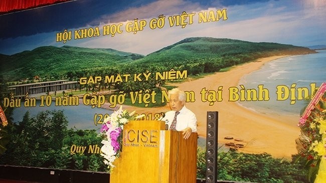 Professor Tran Thanh Van speaking at the meeting