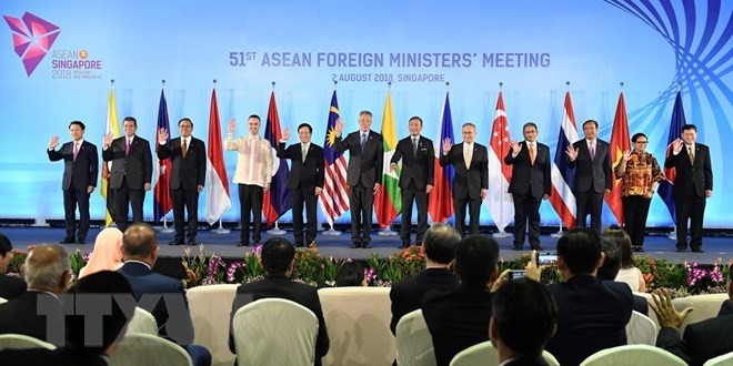 Deputy Prime Minister and Foreign Minister Pham Binh Minh (fifth, left) and other ASEAN officials at the 51st ASEAN Foreign Ministers’ Meeting (Photo: VNA)