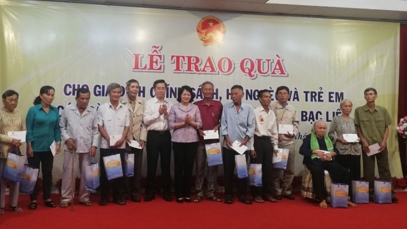 VP Dang Thi Ngoc Thinh presents gifts to policy beneficiaries during her working trip to Bac Lieu. (Photo: baogiaothong.vn)