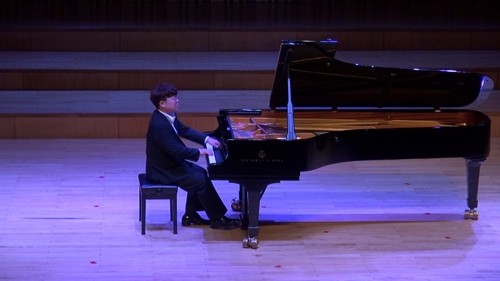 The concert features the participation of Korean pianist Ji Sung Lee