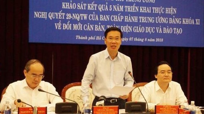 Politburo member Vo Van Thuong speaks at the session. (Photo: VNA)