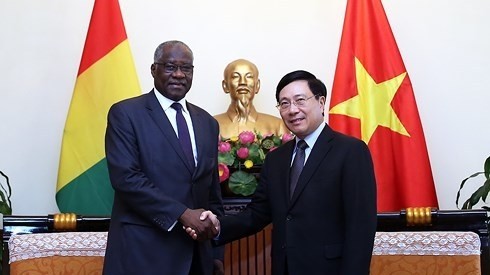 Deputy Prime Minister and Foreign Minister Pham Binh Minh and Guinea’s Foreign Minister Mamadi Toure (Photo:VOV)