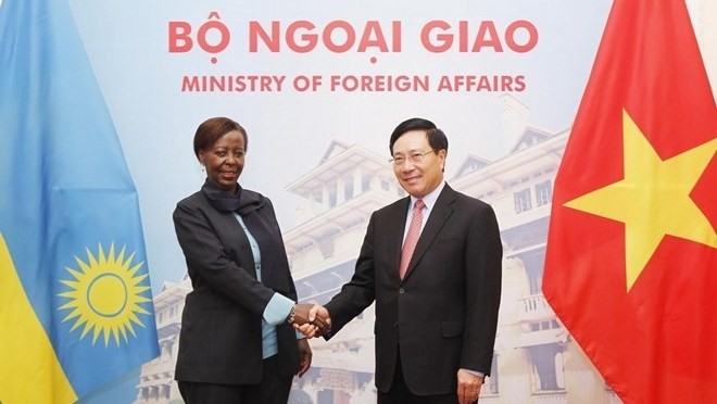 Deputy Prime Minister and Foreign Minister Pham Binh Minh (R) shakes hands with Minister of Foreign Affairs and Cooperation Louise Mushikiwabo of the Republic of Rwanda (Photo: VNA)