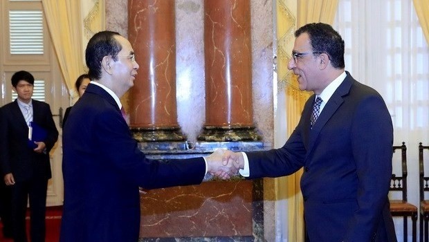 President Tran Dai Quang shakes hands with Chilean Ambassador Jaime Chomali Garib (Photo: VNA)
