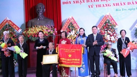 NA Chairwoman Nguyen Thi Kim Ngan presented the title to representatives of the Women’s Liberation Association – Long-Haired Army.