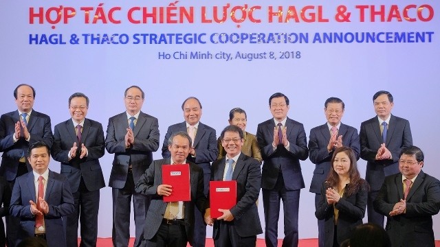 PM Nguyen Xuan Phuc (fourth from left, back row) and delegates witness the strategic cooperation announcement of Truong Hai Automobile JSC and Hoang Anh Gia Lai Agricultural JSC. (Photo: VGP)