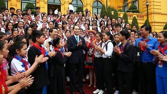 President Tran Dai Quang (C) meets with 200 outstanding children participating in the 2018 National Festival for Outstanding Leaders of the Ho Chi Minh Young Pioneers’ Organisation. (Photo: tienphong.vn)