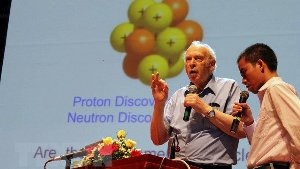 Nobel laureate, Professor Jerome Isaac Friedman, discussing elementary particles at a meeting with Vietnamese students in Quy Nhon city on August 8. (Photo: VNA)