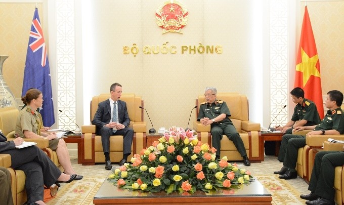 Vietnamese Deputy Minister of Defence Nguyen Chi Vinh (R) and Stephen Moore, head of the International Policy Division under the Australian Department of Defence, pictured during their meeting in Hanoi on August 14. (Photo: qdnd.vn)
