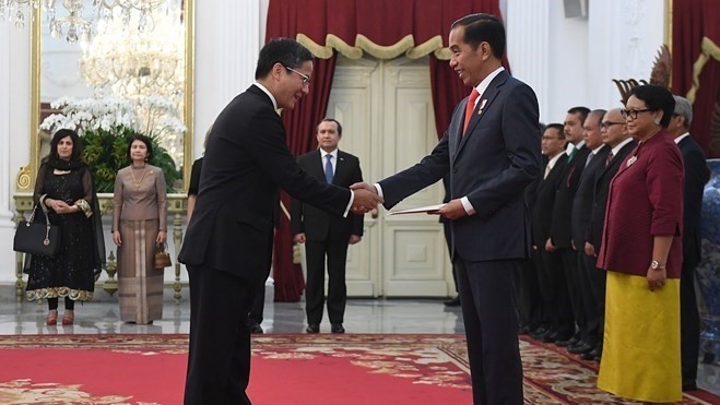 Vietnamese Ambassador to Indonesia Pham Vinh Quang presents a letter of credence to Indonesian President Joko Widodo (Source: VNA)