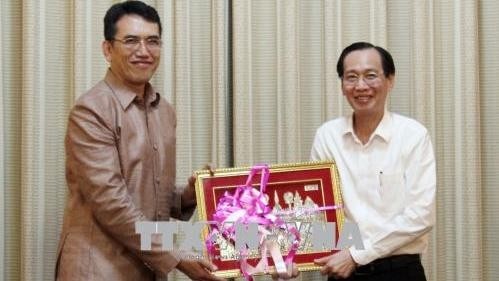 Permanent Vice Chairman Le Thanh Liem (R) receives Deputy Minister Sundara Sourioudong. (Photo: VNA) 