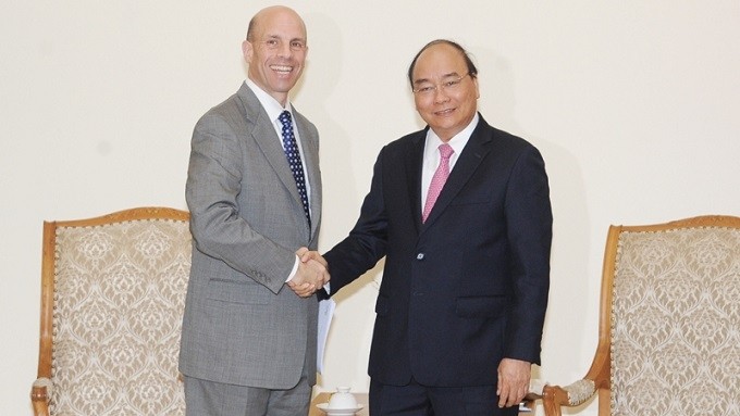PM Nguyen Xuan Phuc (R) greets CEO of the Asia, Middle East, and North Africa unit of the US-based PepsiCo, Inc., Mike Spanos. (Photo: NDO/Tran Hai)