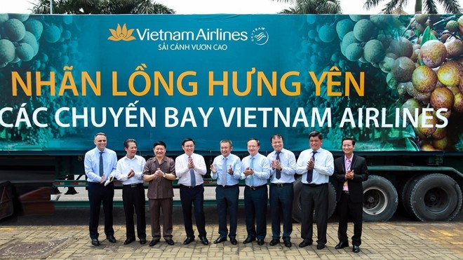 Deputy Prime Miniser Vuong Dinh Hue (fourth from left), representatives from Vietnam Airlines and leaders of Hung Yen province pose for a photo beside the truck carrying the first batch of Hung Yen longan to supply to Vietnam Airlines flights (photo: VNA)
