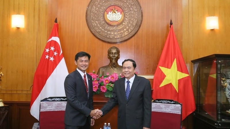 President of the Vietnam Fatherland Front (VFF) Central Committee Tran Thanh Man (R) hosted a reception for Chief Executive Director of the People’s Association (PA) of Singapore Desmond Tan