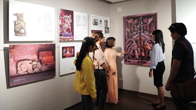 Visitors at the exhibition. (Photo: NDO/Anh Dao)
