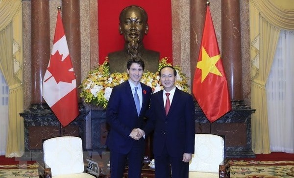 President Tran Dai Quang (R) meets Canadian Prime Minister Justin Trudeau in Hanoi in November 2017 (Photo: VNA)