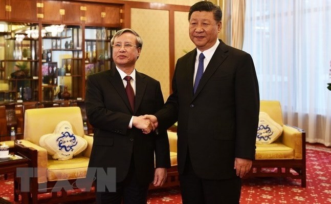 General Secretary of the Communist Party of China (CPC) Central Committee and President of China Xi Jinping (R) meets Tran Quoc Vuong, Politburo member and permanent member of the Secretariat of the Communist Party of Vietnam (CPV) Central Committee. (Photo: VNA)