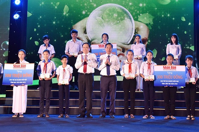 Permanent Deputy Prime Minister Truong Hoa Binh; Secretary of the Party Central Committee (PCC) and head of the PCC’s Communication and Education Commission, Vo Van Thuong hands over scholarships to needy students