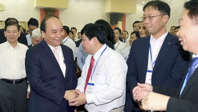 PM Nguyen Xuan Phuc and delegates at the conference (photo: VGP)