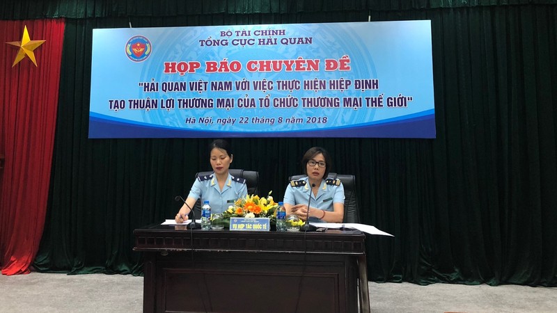 Nguyen Viet Nga (R), Deputy Director of the Department of International Cooperation under the GDVC speaking at the press briefing (photo: Tran Thuy)