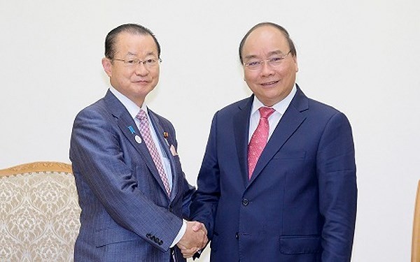 PM Nguyen Xuan Phuc (right) and Kawamura Takeo, Chairman of the Japanese House of Representatives’ Committee on Budget. (Photo: VOV)