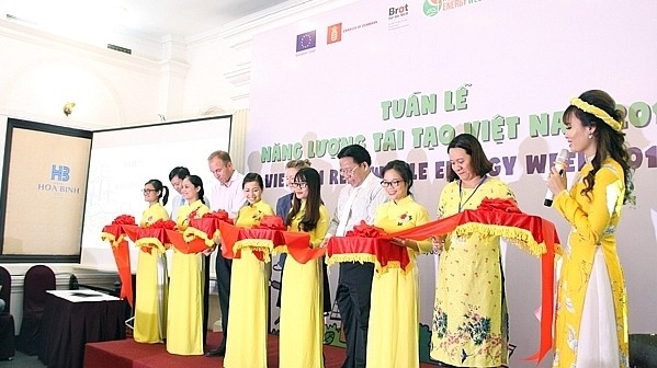 Delegates cut the ribbon to open the Vietnam renewable energy week. (Photo:congthuong.vn)