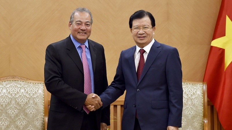 Deputy PM Trinh Dinh Dung and AES Executive Vice President Bernerd Da Santos (Image: VGP)