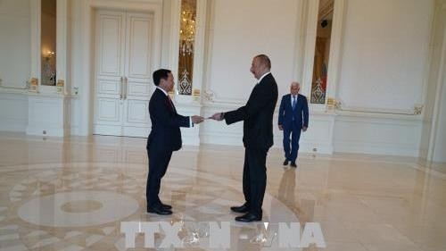 Vietnamese Ambassador Ngo Duc Manh presents his credentials to Azerbaijani President Ilham Aliyev. (Image: VNA)