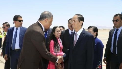 President Tran Dai Quang was welcomed at the airport by authorities of Luxor (Photo: VNA)